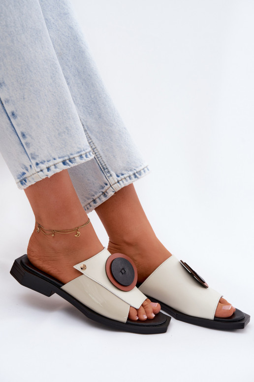 Chinelos de couro femininos nas cores areia e preto com design geométrico Tai turiciejka K7479-01