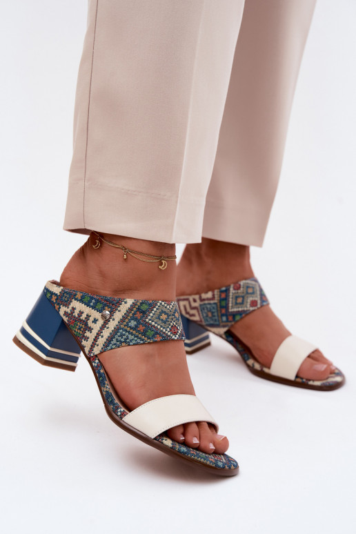 Chinelos de couro femininos nas cores areia e azul com padrão e salto Tai turiciejka K7522-04