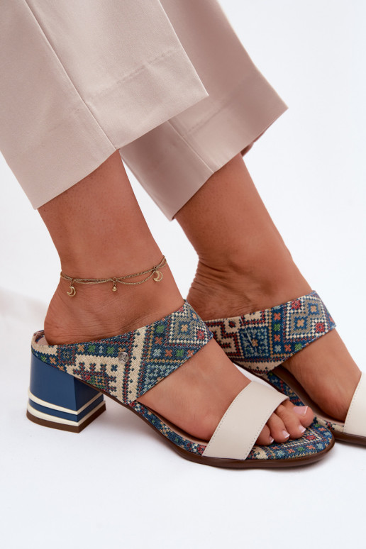 Chinelos de couro femininos nas cores areia e azul com padrão e salto Tai turiciejka K7522-04