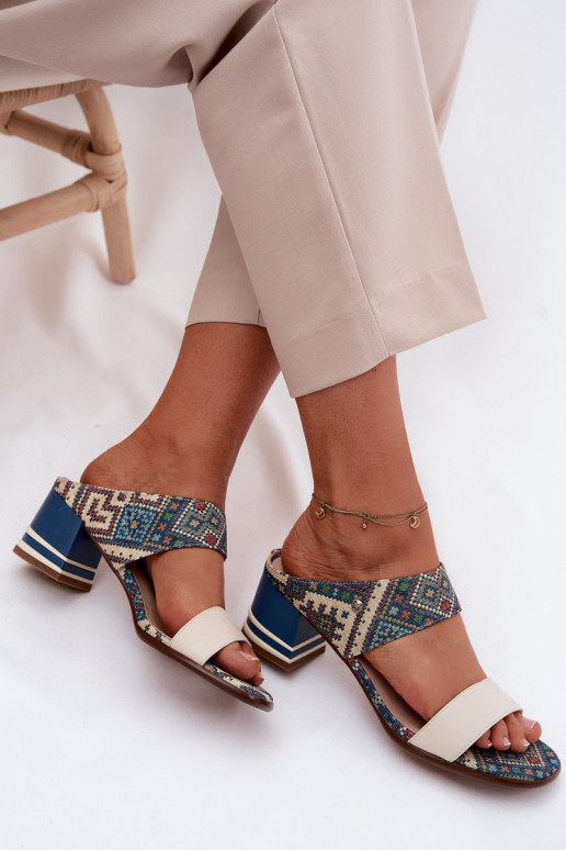 Chinelos de couro femininos nas cores areia e azul com padrão e salto Tai turiciejka K7522-04
