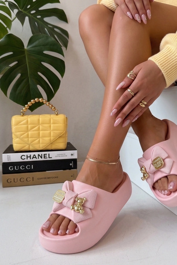 Chinelos de plataforma rosa...