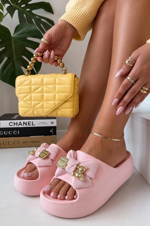 Chinelos de plataforma rosa com fita...