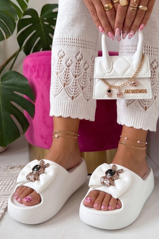 Chinelos brancos de plataforma com...