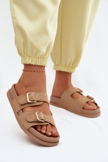 Chinelos de cor areia com fivelas douradas Pelorin 2