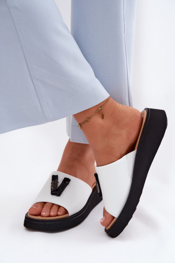 Chinelos de couro FemininoLiterą V com uma plataforma Vinceza 66950 cor branca 2