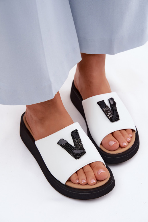 Chinelos de couro FemininoLiterą V com uma plataforma Vinceza 66950 cor branca