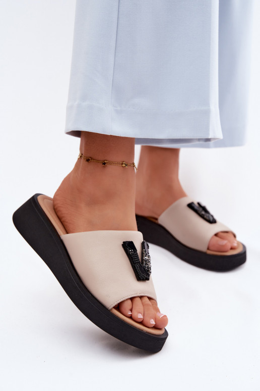 Chinelos de couro FemininoLiterą V com uma plataforma Vinceza 66950 bege