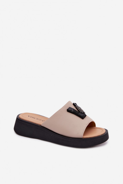 Chinelos de couro feminino com parte superior em forma de V na plataforma Vinceza 66950, cor areia
