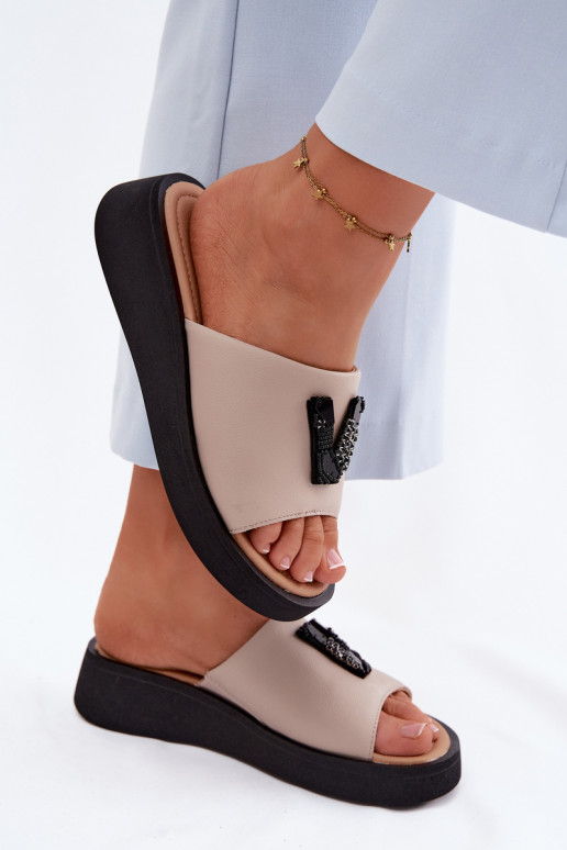 Chinelos de couro FemininoLiterą V com uma plataforma Vinceza 66950 bege