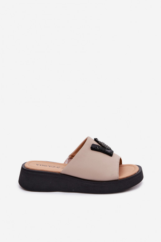 Chinelos de couro feminino com parte superior em forma de V na plataforma Vinceza 66950, cor areia