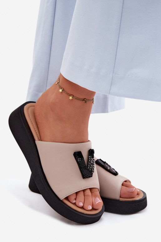 Chinelos de couro FemininoLiterą V com uma plataforma Vinceza 66950 bege