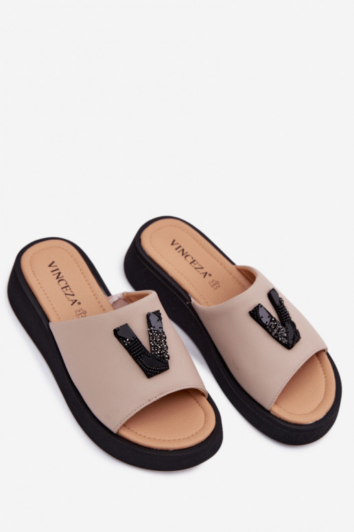 Chinelos de couro feminino com parte superior em forma de V na plataforma Vinceza 66950, cor areia