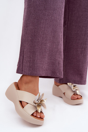 Chinelos de couro com uma plataforma Com decorações Uma flor Vinceza 41511 bege 2