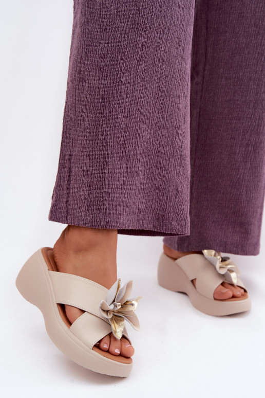 Chinelos de couro com uma plataforma Com decorações Uma flor Vinceza 41511 bege