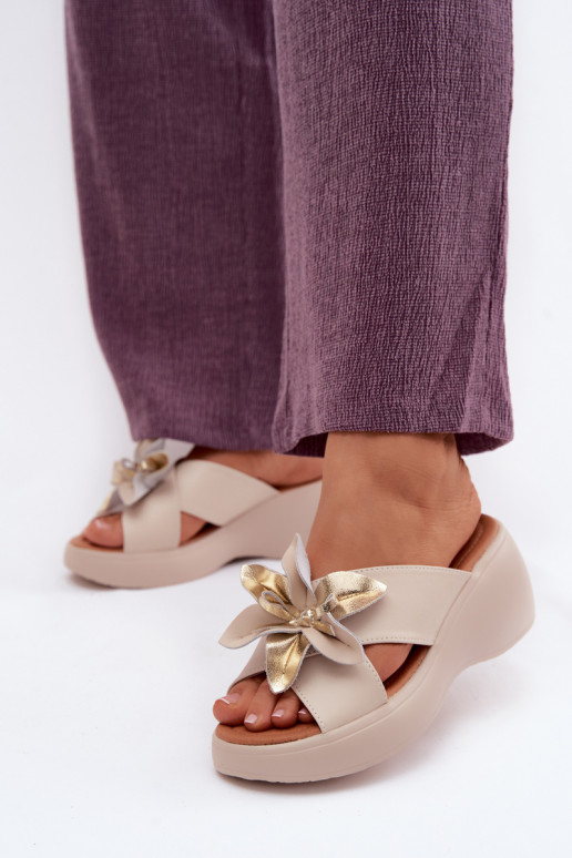 Chinelos de couro com uma plataforma Com decorações Uma flor Vinceza 41511 bege