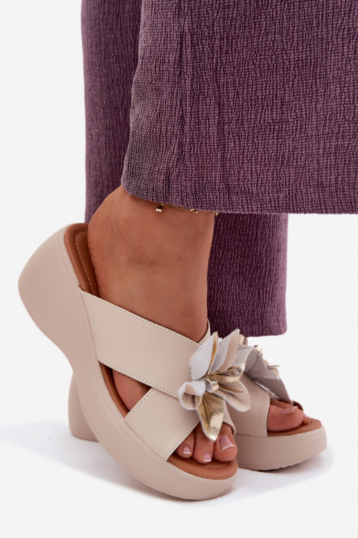 Chinelos de couro com uma plataforma Com decorações Uma flor Vinceza 41511 bege