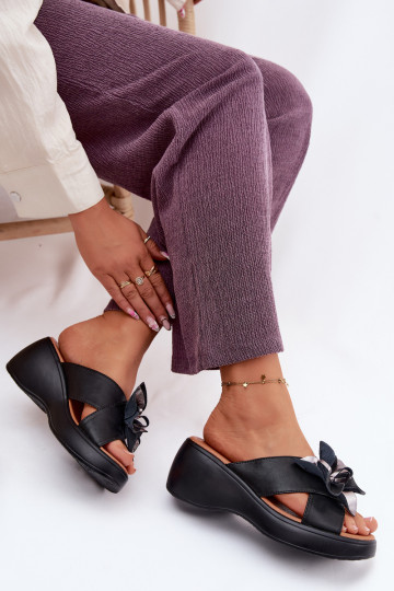 Chinelos de couro com uma plataforma Com decorações Uma flor Vinceza 41511 cor preta