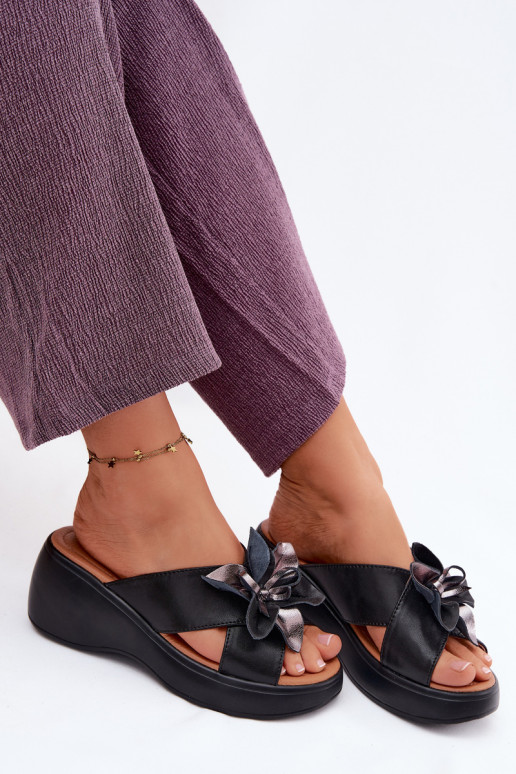 Chinelos de couro com uma plataforma Com decorações Uma flor Vinceza 41511 cor preta