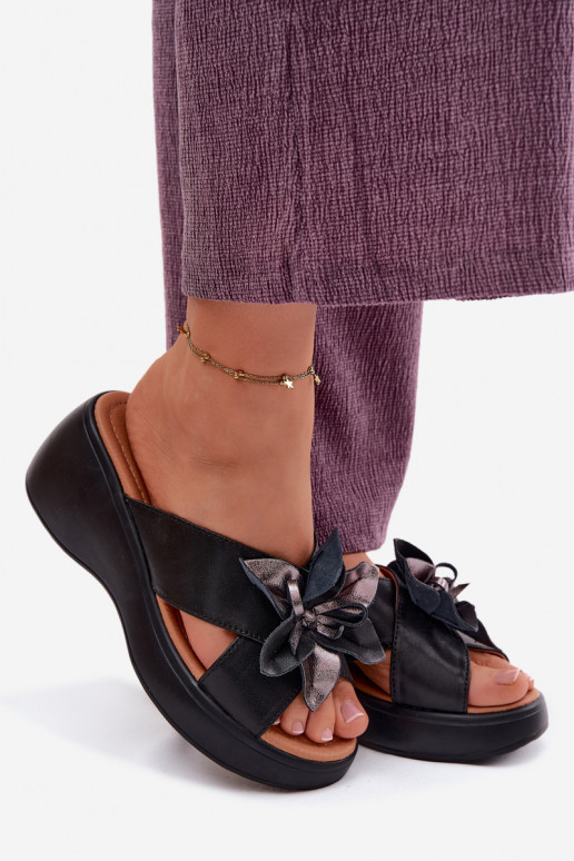 Chinelos de couro com uma plataforma Com decorações Uma flor Vinceza 41511 cor preta