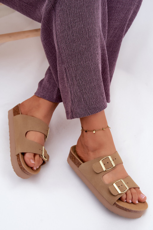 Pele Chinelos femininos de camurça com uma plataforma com fivelas Vinceza 102657 bege