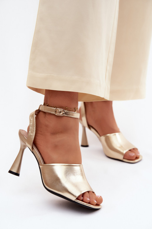 Sandálias femininas com salto Vinceza 62297 cor dourada