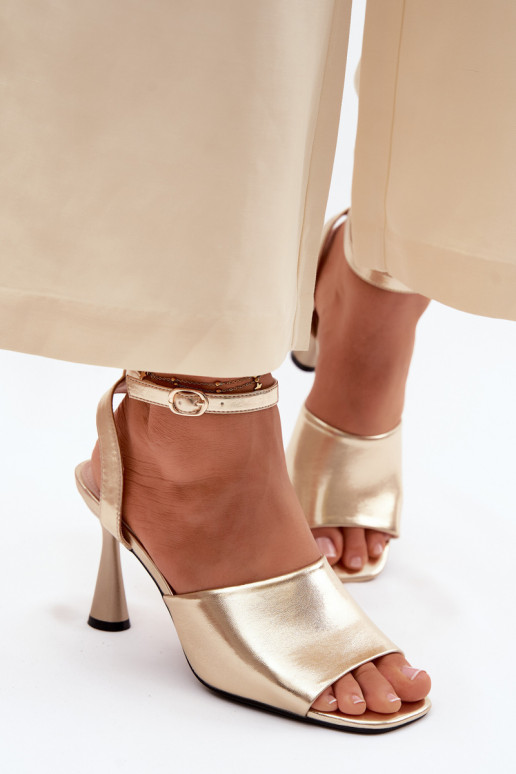 Sandálias femininas com salto Vinceza 62297 cor dourada