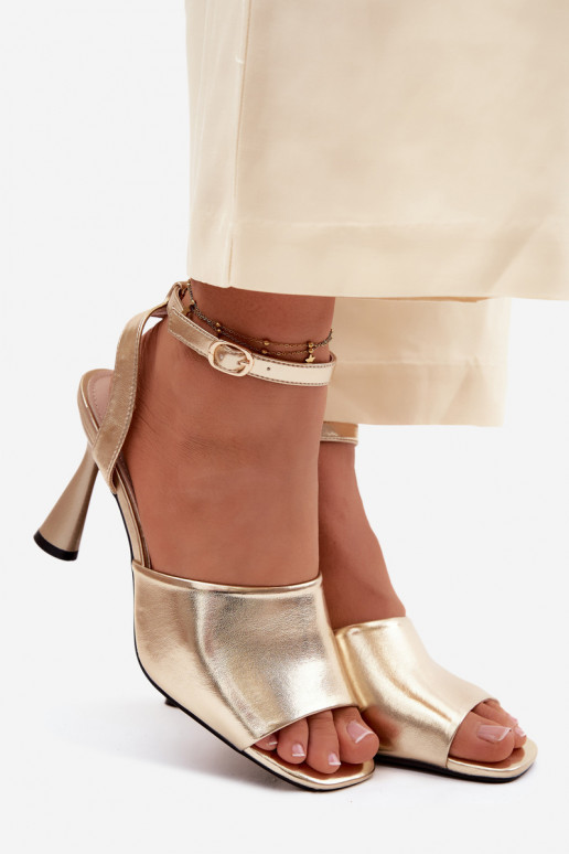 Sandálias femininas com salto Vinceza 62297 cor dourada