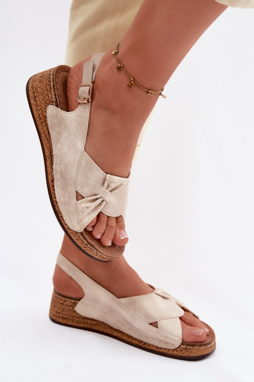 Sandálias femininas confortáveis com uma plataforma cor dourada Iggy