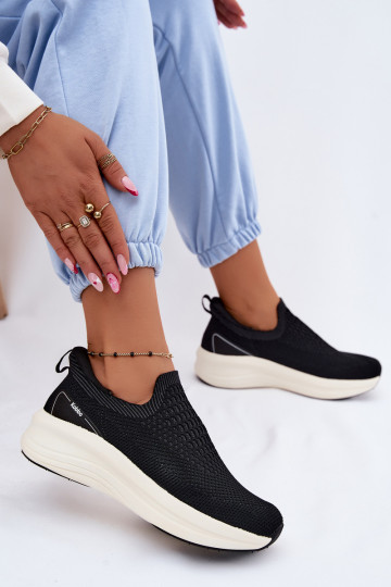 Um modelo atraente À modalo de tênis Feminino  Kobbo 102424 cor preta