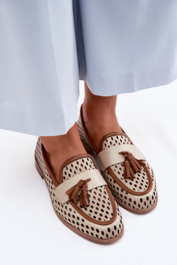 Mocassins de couro para mulher com elementos perfurados na cor marrom-areia