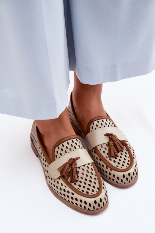 Mocassins de couro para mulher com elementos perfurados na cor marrom-areia