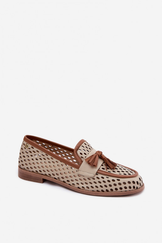 Mocassins de couro para mulher com elementos perfurados na cor marrom-areia