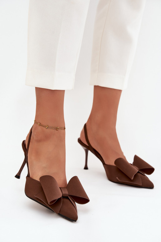 Sapatos de salto alto marrons com calcanhar aberto e laço Eklevia