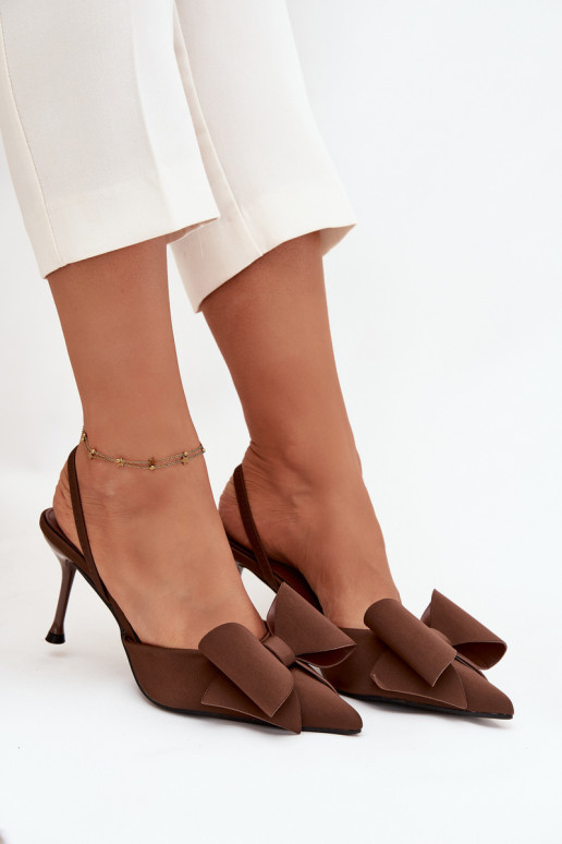 Sapatos de salto alto marrons com calcanhar aberto e laço Eklevia