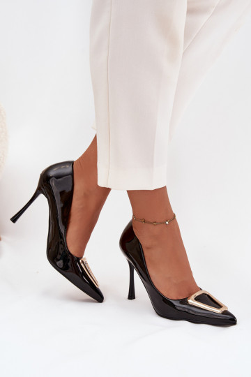 Sapatos de salto alto pretos com efeito verniz e detalhes dourados Paivelle