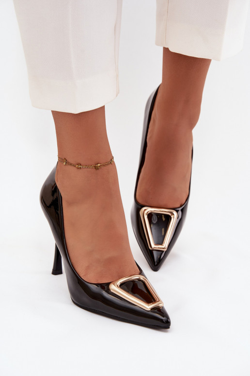 Sapatos de salto alto pretos com efeito verniz e detalhes dourados Paivelle