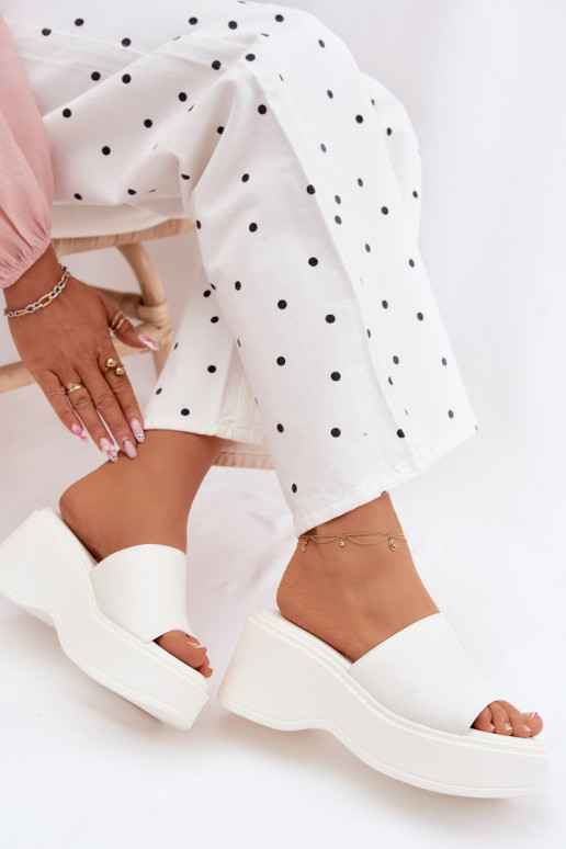 Chinelos femininos com uma plataforma cor branca Virelia