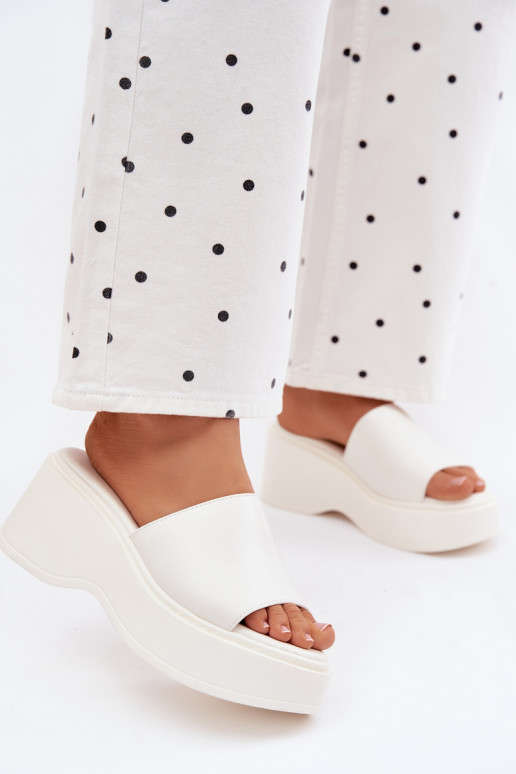 Chinelos femininos com uma plataforma cor branca Virelia