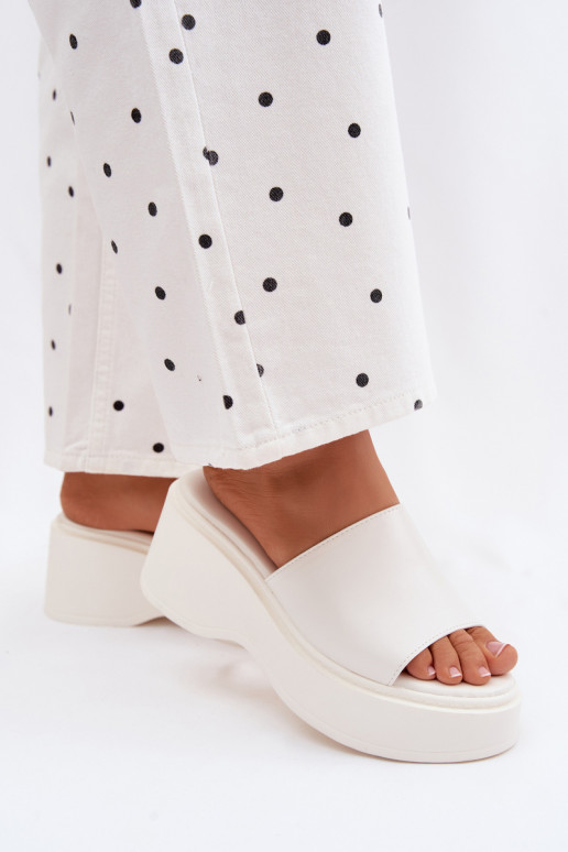 Chinelos femininos com uma plataforma cor branca Virelia