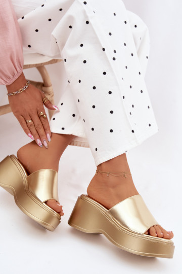 Chinelos femininos com uma plataforma cor dourada Virelia