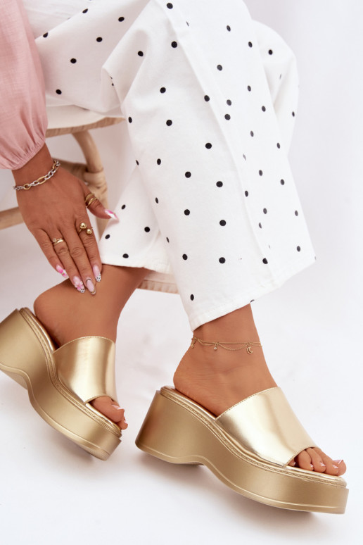 Chinelos femininos com uma plataforma cor dourada Virelia