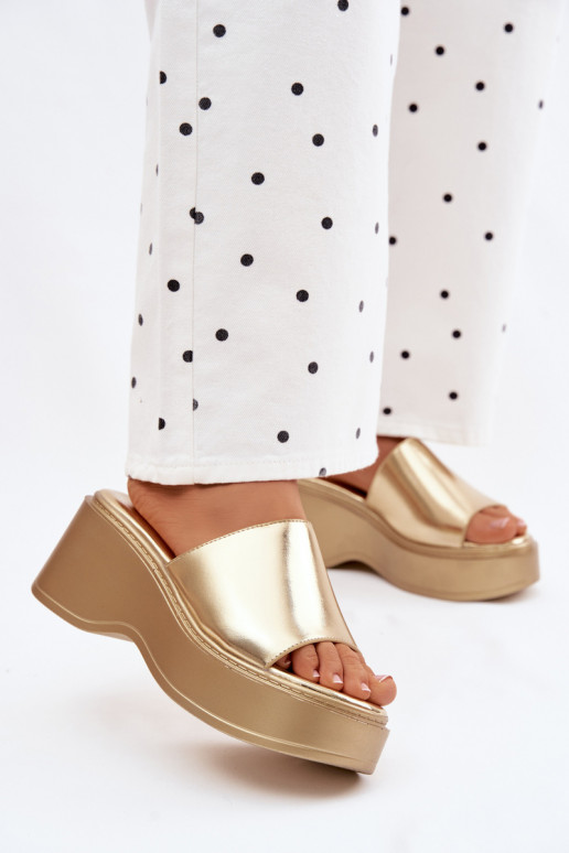 Chinelos femininos com uma plataforma cor dourada Virelia