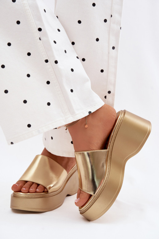 Chinelos femininos com uma plataforma cor dourada Virelia