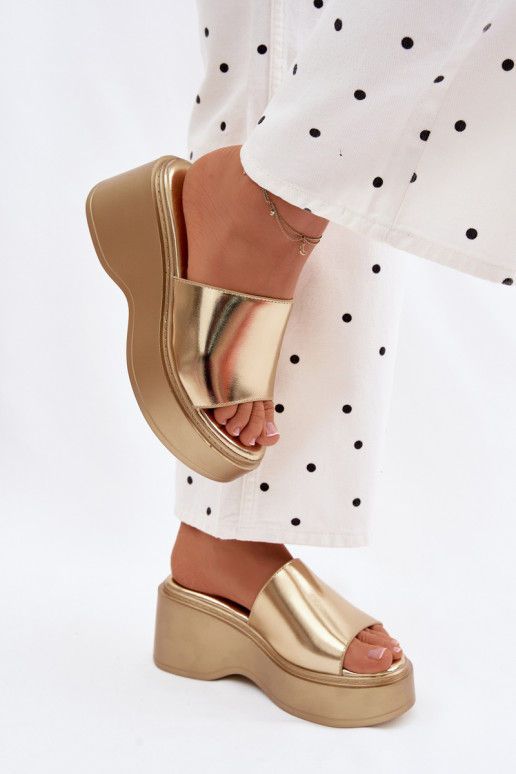 Chinelos femininos com uma plataforma cor dourada Virelia