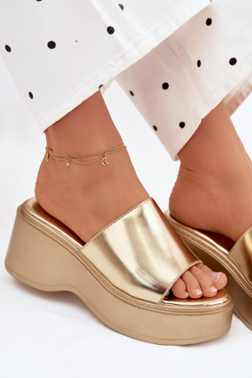 Chinelos femininos com uma plataforma cor dourada Virelia