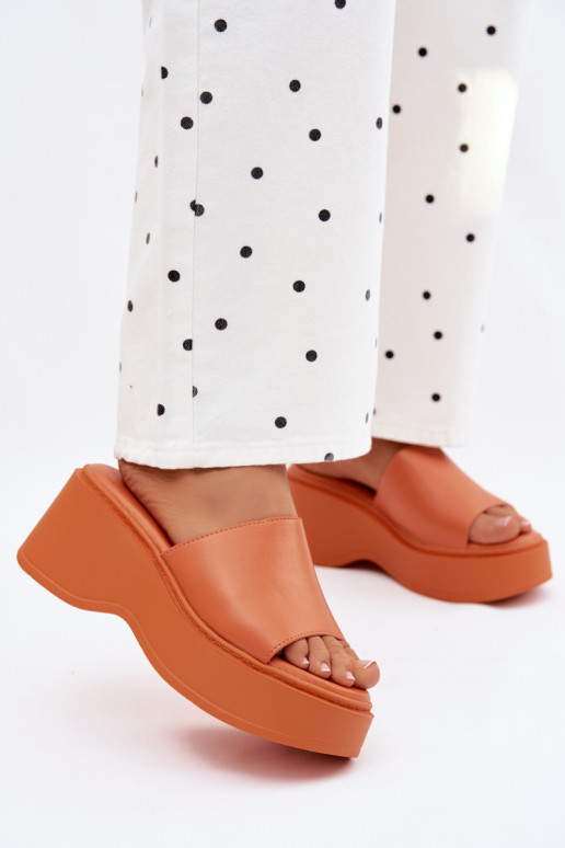 Chinelos femininos com uma plataforma cor laranja Virelia