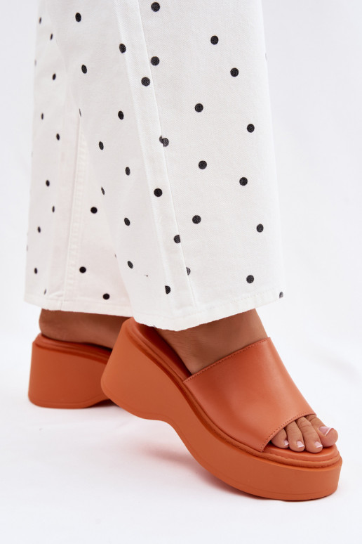 Chinelos femininos com uma plataforma cor laranja Virelia