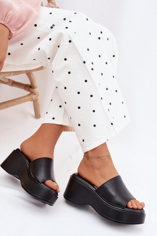 Chinelos femininos com uma plataforma cor preta Virelia