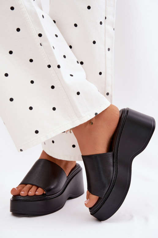 Chinelos femininos com uma plataforma cor preta Virelia