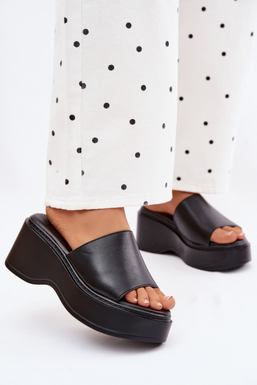 Chinelos femininos com uma plataforma cor preta Virelia